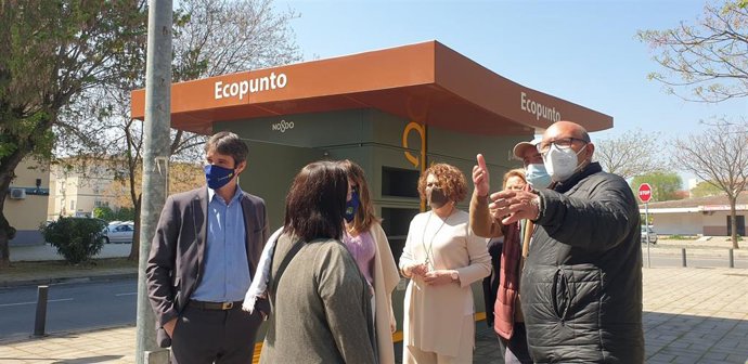 El Ayuntamiento de Sevilla pone en servicio un nuevo ecopunto en Alcosa.
