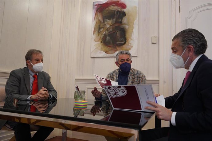 Firma del convenio entre la Diputación de Segovia y la Fundación del Centro Nacional del Vidrio.