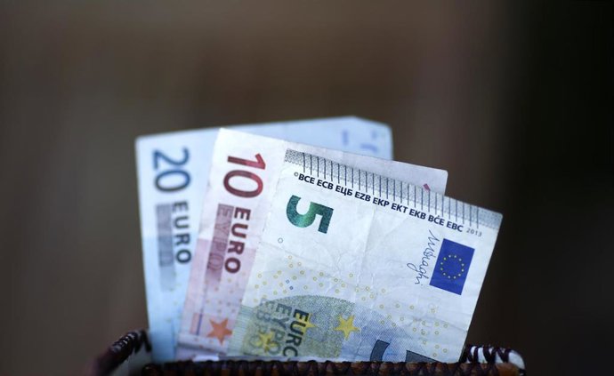 Archivo - Billetes, monedas, euros, euro, dinero