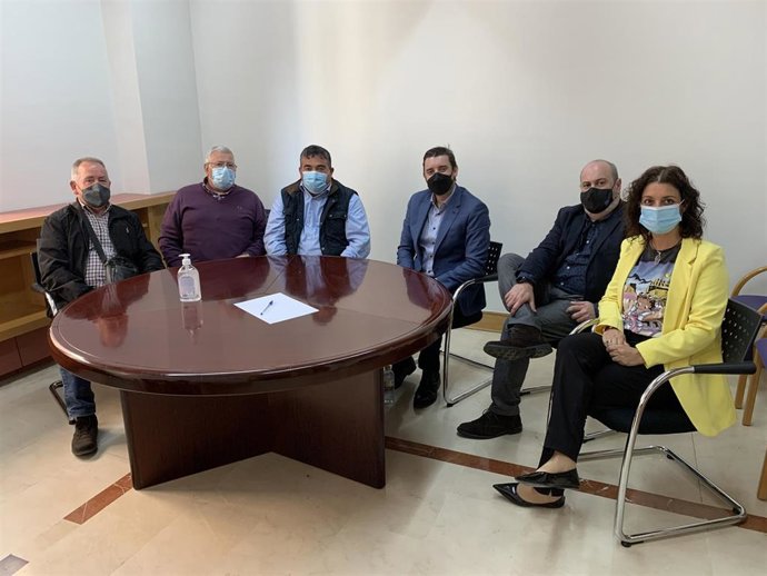 La directora de la Agencia Tributaria, Sonia Carrillo, durante la reunión con los representantes de la Comunidad de Regantes de Ayala Ojós-Villanueva, durante la reunión para la suscripción del convenio