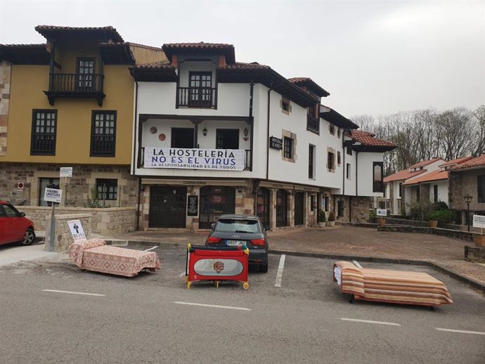 Hosteleros cántabros sacan colchones y camas a la calle para mostrar que no tienen ocupación en Semana Santa por las restricciones del Covid