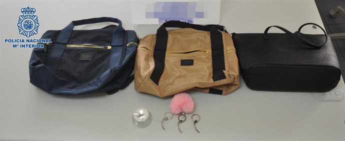 Bolsos usados por las detenidas para ocultar las botellas