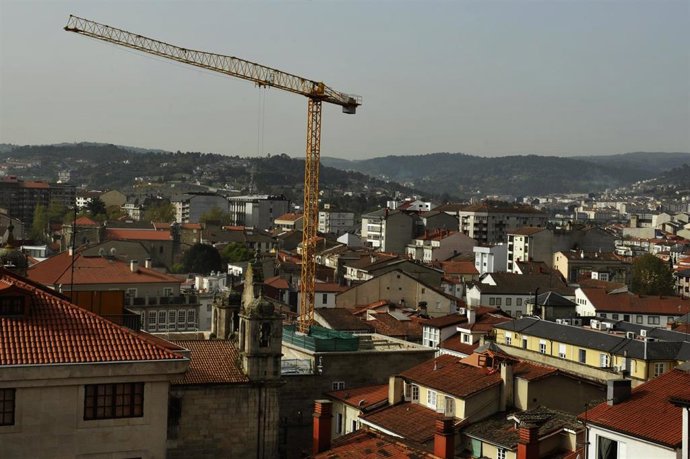 Grúa donde dos cigüeñas conocidas como Auria y Ramón han instalado un nido, sobre las obras de rehabilitación del Museo Arqueológico Provincial de Ourense