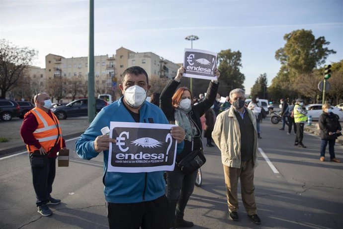 Archivo - Protesta en el Polígono Sur por los cortes de electricidad
