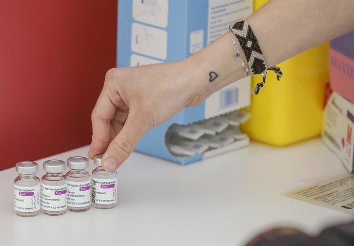 Tres viales de la vacuna de AstraZeneca, en el Hospital la Fe, en Valencia, Comunidad Valenciana (España), a 24 de marzo de 2021.