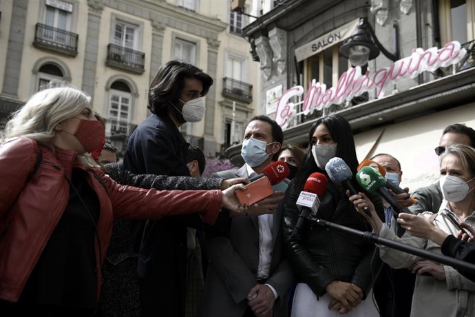 El candidato de Ciudadanos a la Presidencia de la Comunidad de Madrid, Edmundo Bal, acompañado de la vicealcaldesa de la capital, Begoña Villacís (d), ofrece declaraciones a los medios.