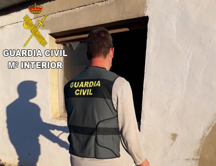 Un guardia civil en uno de los lugares de los robos
