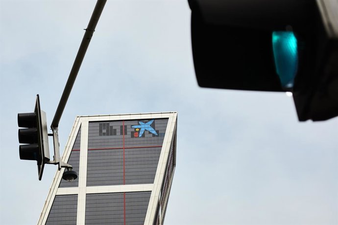 El logo de Caixabank tras la sustitución por el de Bankia en las torres Kio, en Madrid (España), a 27 de marzo de 2021. 