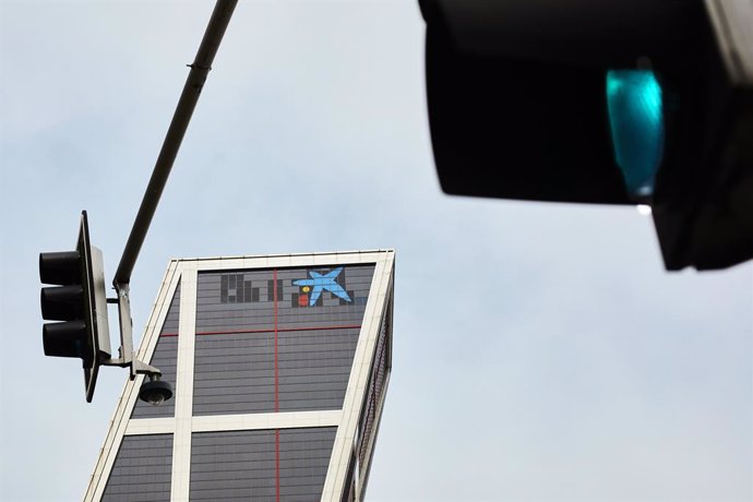 El logo de Caixabank tras la sustitución por el de Bankia en las torres Kio, en Madrid (España), a 27 de marzo de 2021. Los edificios más emblemáticos cambiarán su logo este fin de semana y durante los próximos siete días se complementará el cambio de l