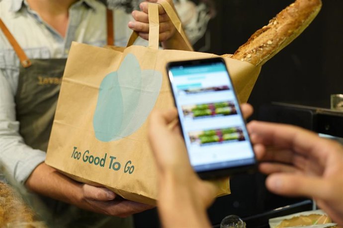 Archivo - Recogida de un pedido a través de la app contra el desperdicio alimentario Too Good To Go