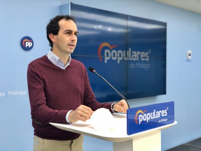 El portavoz de Educación del Partido Popular Andaluz en el Parlamento, Miguel Ángel Ruiz, en rueda de prensa