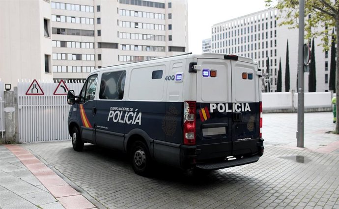 Archivo - Un furgón de la Policía Nacional entra por una puerta de unos juzgados.