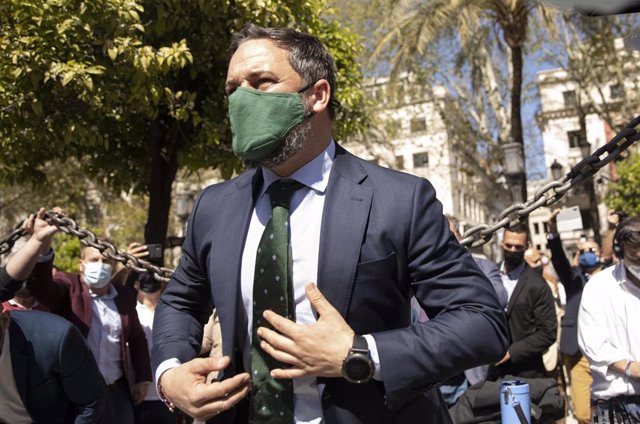 El presidente de Vox, Santiago Abascal (c), en la Plaza Nueva, durante una rueda de prensa para analizar los últimos acontecimientos de la actualidad política nacional. En Sevilla (Andalucía, España), a 17 de marzo de 2021.