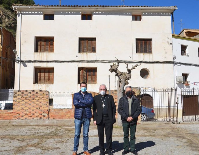 El alcalde de San Esteban de Litera, Fernando Sabés, el obispo de Barbastro-Monzón, Ángel Pérez, y el concejal de Bienestar Social, Eduardo Faro, acuerdan construir viviendas tuteladas para personas mayores en unnn terreno adquirido al Obispado