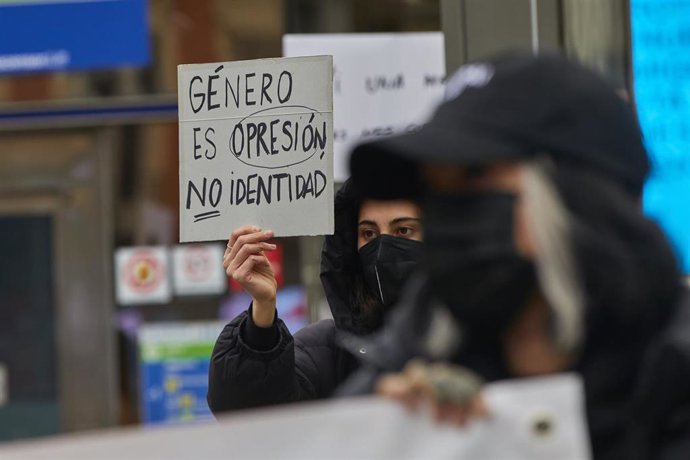 Una mujer participa en un acto simbólico del Movimiento Feminista de Madrid el 8M