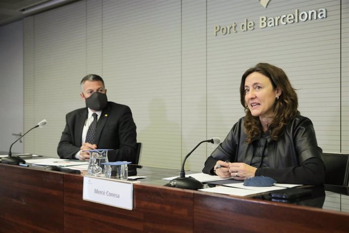 El conseller de Interior, Miquel Smper, y la presidenta del Puerto de Barcelona, Merc Conesa, firman la renovación de la adhesión de la Autoridad Portuaria de Barcelona a la red de radiocomunicaciones de emergencias Rescat, 1 de abril de 2021.
