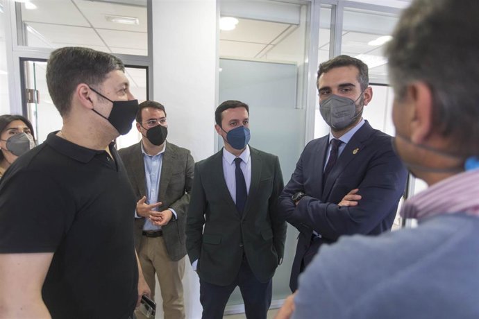 El presidente de la Diputación de Almería visita la nueva sede del área de Agricultura y Pesca del Ayuntamiento de Almería junto al alcalde de Almería, Ramón Fernández-Pacheco