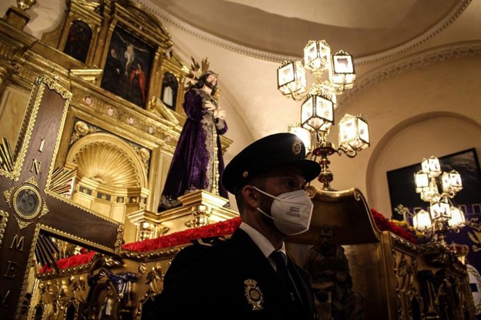 La Policía Nacional escolta a la Cofradía de la Esclavitud de Jesús Nazareno