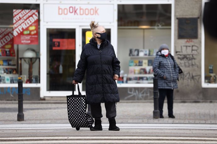 Una mujer con mascarilla en Varsovia