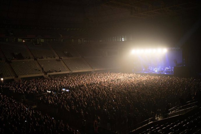 El grupo español de indie rock e indie pop, Love of Lesbian, durante su concierto en el Palau de Sant Jordi, en Barcelona