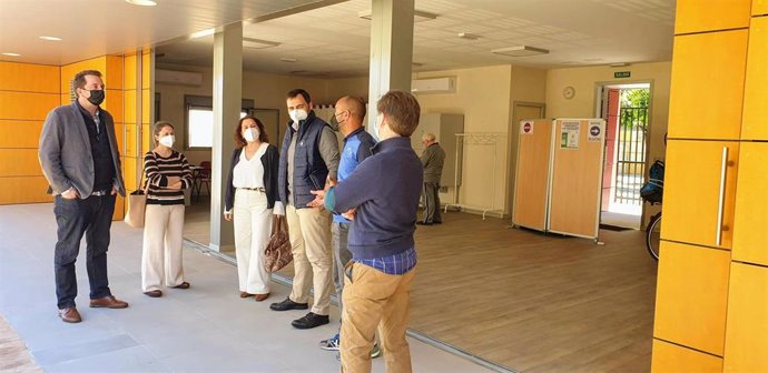 Ayuntamiento de Sevilla culmina la adecuación del entorno y mejora de la accesibilidad del centro vecinal de Parque Flores