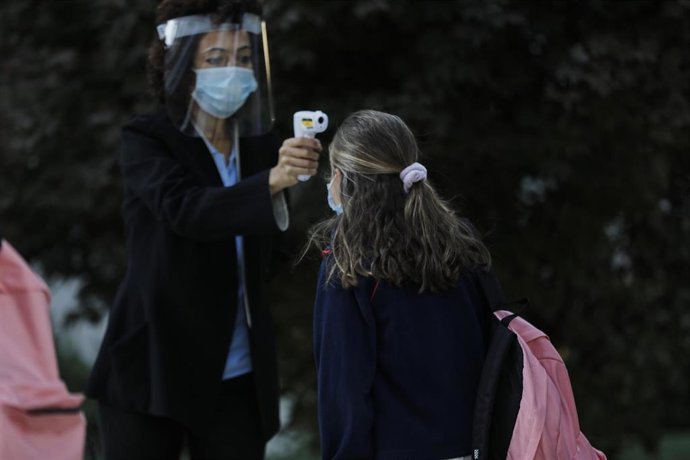 Archivo - Toma de temperatura a alumnos en un colegio de Madrid
