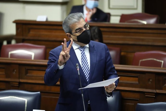 Archivo - El vicepresidente y consejero de Hacienda del Gobierno de Canarias, Román Rodríguez