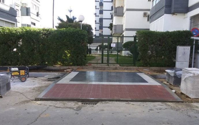 Calle Mazagón de Huelva, objeto de una obra de mantenimiento en febrero de 2021.