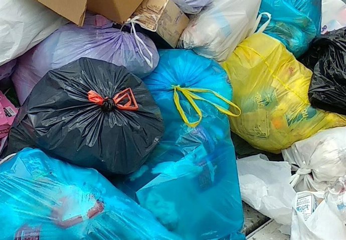 Archivo - Bolsas de basura amontonadas.