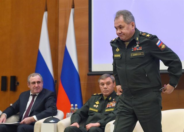 Archivo - El general Sergei Shoigu, ministro de Defensa de Rusia, antes de pronunciar un discurso vestido con uniforme militar