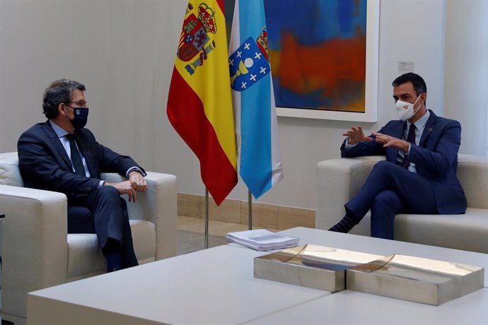 Archivo - El presidente del Gobierno, Pedro Sánchez, en una reunión con el titular del Ejecutivo gallego, Alberto Núñez Feijóo