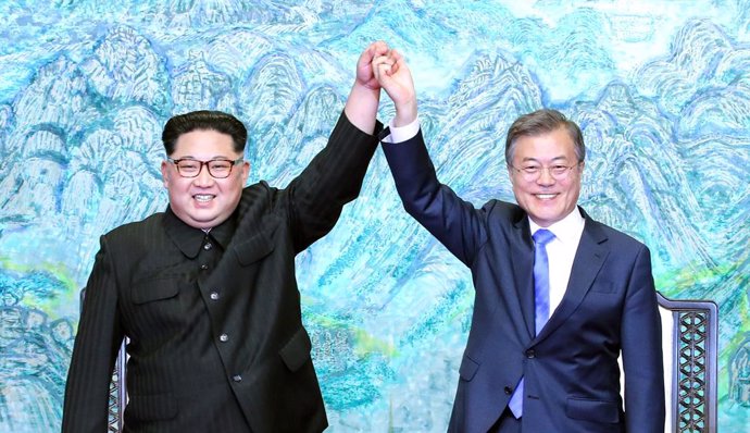 Archivo - El líder norcoreanao, Kim Jong Un, y el presidente de Corea del Sur, Moon Jae-in.