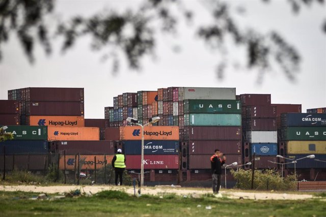 30 March 2021, Egypt, Ismailia: A cargo ship sails in the Suez Canal in Ismailia today, Tuesday. Traffic in the Suez Canal on Monday resumed hours after the "Ever Given" container ship operated by the Evergreen Marine Corporation, which blocked the crucia
