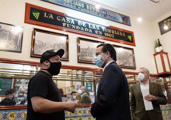 El consejero de Hacienda, Javier Fernández-Lasquetty, durante su visita al restaurante La Casa de las Torrijas