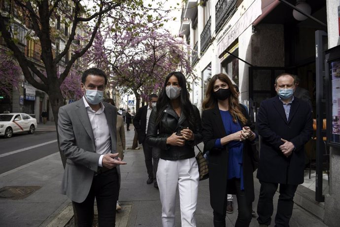 El candidato de Ciudadanos (Cs) para presidir la Comunidad de Madrid, Edmundo Bal (1i), acompañado de la número 2 de la candidatura, Esther Ruiz (2d), y de la vicealcaldesa de la capital, Begoña Villacís (2i), durante un recorrido por pastelerías de Mad