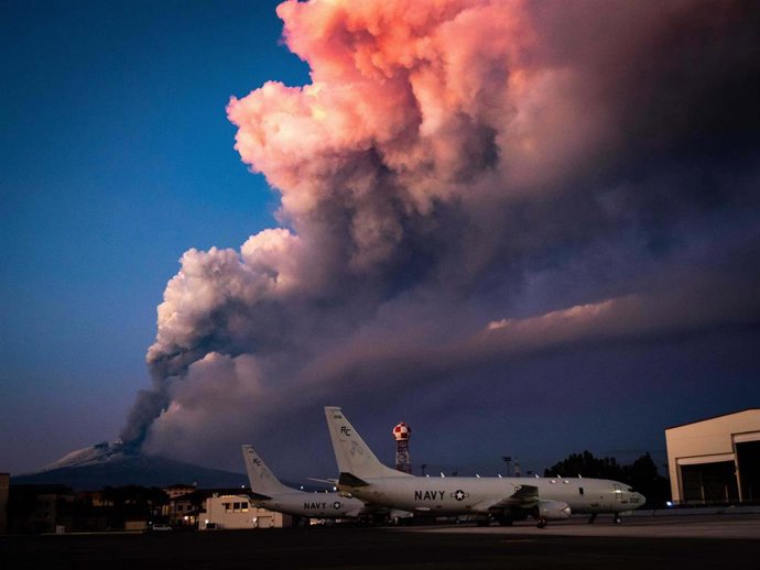 Archivo - Imagen de archivo del Etna expulsando humo desde el aeropuerto de Catania. 