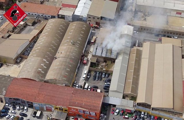 Incendio en una nave industrial de Alicante