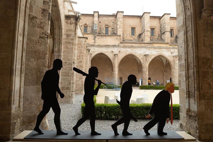 La exposición 'Edel Rodríguez. Agente naranja' en el CCCC de Valncia