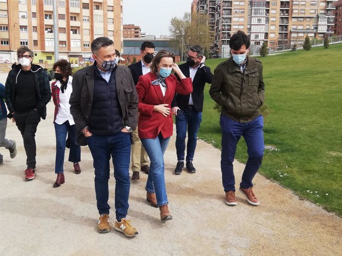 Cuca Gamarra pasea con miembros del PP de Logroño por el Parque Felipe VI de la capital riojana