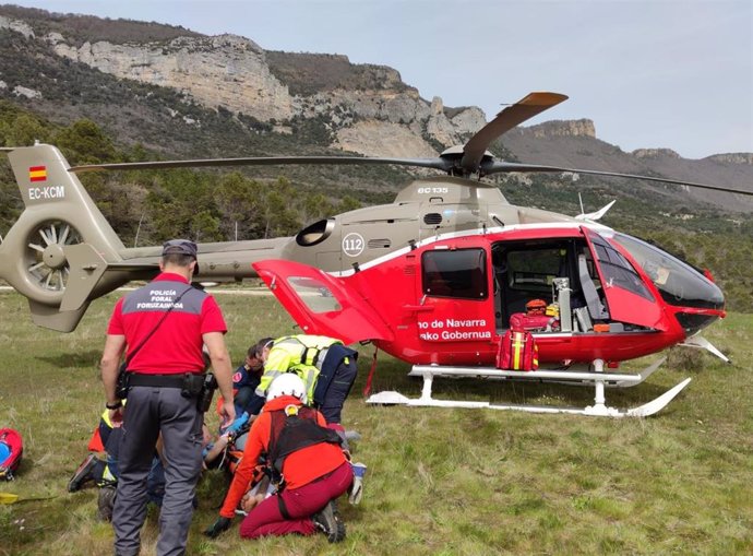 Sanitarios, bomberos y Policía Foral atienden a un montañero herido en la sierra de Leyre