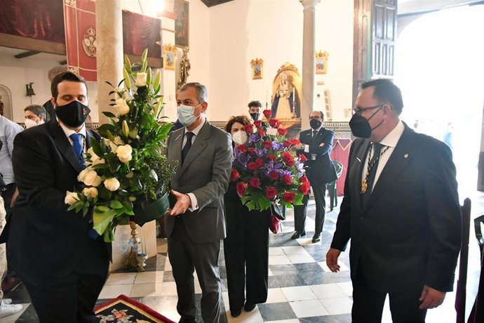 Tomares Vive El Jueves Santo Visitando Al Cristo De La Vera Cruz Y La Virgen De Los Dolores