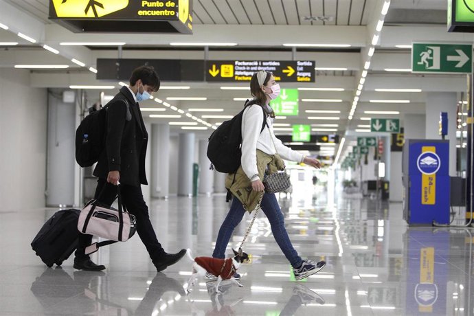 Viajeros internacionales a su llegada al aeropuerto de Palma.