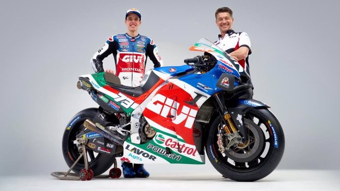 Archivo - Alex Márquez junto a Lucio Cecchinello y la Honda del equipo LCR de MotoGP