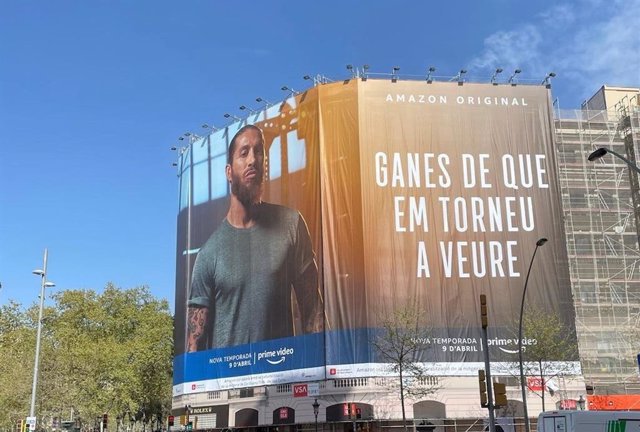 Lona publicitaria de Amazon Prime Video sobre la 'docuserie' de Sergio Ramos 'La Leyenda de Sergio Ramos', ubicada en Barcelona y emulando la lona de Joan Laporta al lado del Santiago Bernabéu