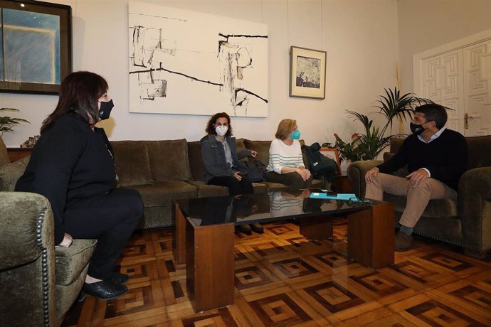 El presidente de la Diputación de Alicante, Carlos Mazón, se reúne con la presidenta y la directora de la asociación Casa Oberta, M Carmen Cortés y Silvia Alfonso