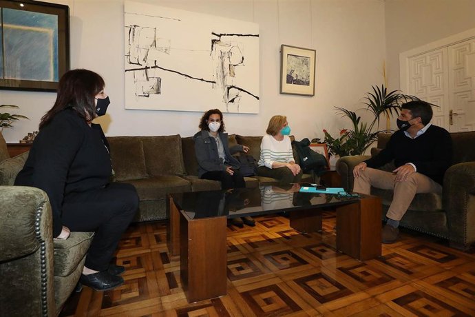 El presidente de la Diputación de Alicante, Carlos Mazón, se reúne con la presidenta y la directora de la asociación Casa Oberta, M Carmen Cortés y Silvia Alfonso