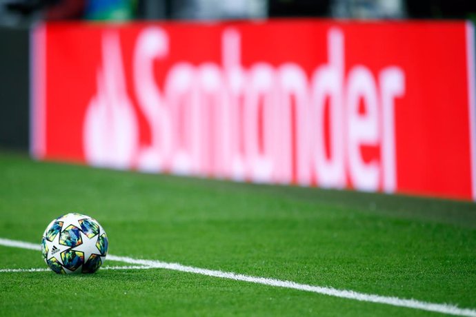 Archivo - Balón de fútbol en un campo.