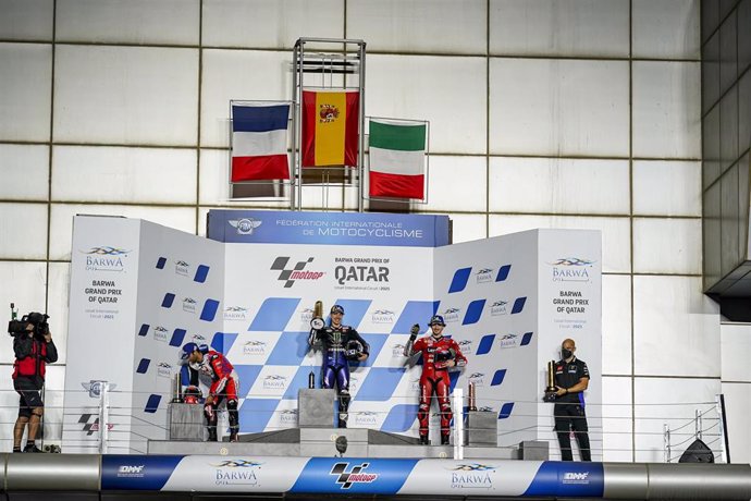 Podio del GP de Catar de MotoGP, prueba ganada por el piloto español de Yamaha Maverick Viñales, con Johann Zarco (Ducati) segundo y Francesco Bagnaia (Ducati), tercero