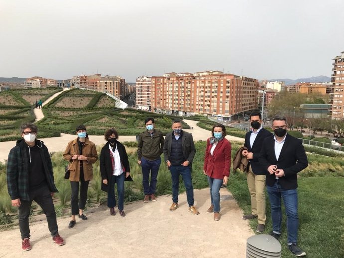 Gamarra y miembros del partido en Logroño y La Rioja, en el Parque Felipe VI sobre el soterramiento del tren en la ciudad
