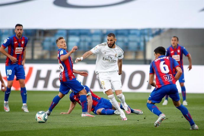 Archivo - Karim Benzema of Real Madrid and Pablo De Blasis of Eibar in action during the spanish league, LaLiga, football match played between Real Madrid and SD Eibar at Alfredo Di Stefano Stadium at Ciudad Deportiva Real Madrid in the restart of the P